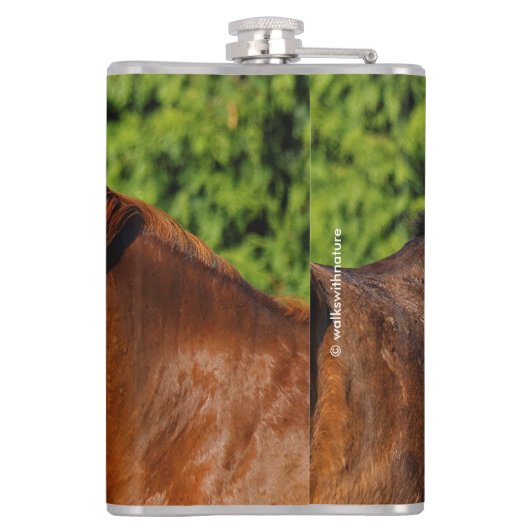 Zwei schöne Kastanienpferde in der Sonne Flachmann (Rückseite)