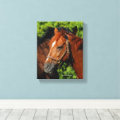 Zwei schöne Kastanienpferde in der Sonne Leinwanddruck (Insitu (Holzboden))