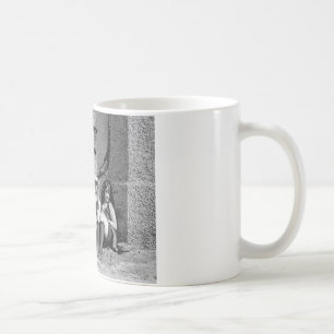 Zwei schöne Mädchen und ein mürrischer alter Mann Kaffeetasse