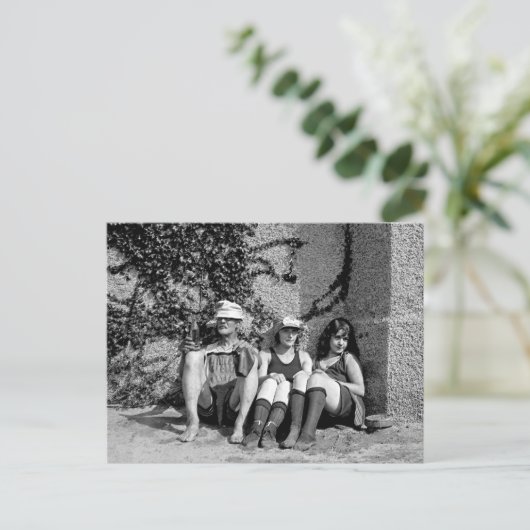 Zwei schöne Mädchen und ein mürrischer alter Mann Postkarte (Stehend Vorderseite)