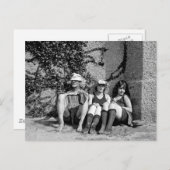 Zwei schöne Mädchen und ein mürrischer alter Mann Postkarte (Vorne/Hinten)