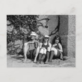 Zwei schöne Mädchen und ein mürrischer alter Mann Postkarte (Vorderseite)