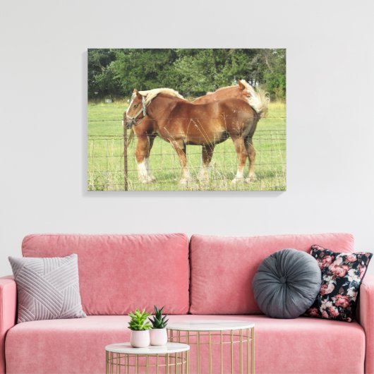 Zwei schöne, orangefarbene Pferde neben einem Baue Leinwanddruck (Insitu (Wohnzimmer))