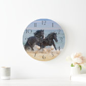 Zwei schöne Shire-Pferde am Strand Große Wanduhr (Zuhause)