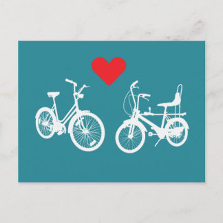 Zwei schöne Vintage Fahrräder finden Liebe Postkarte
