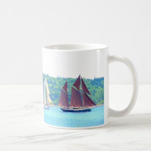 zwei Schooners, die Tasse segeln (Rechts)