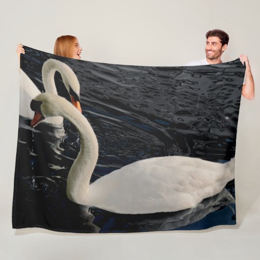 Zwei Schwäne am See Fleecedecke (Beispiel)