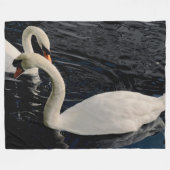 Zwei Schwäne am See Fleecedecke (Vorderseite (Horizontal))