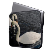 Zwei Schwäne am See Laptopschutzhülle (Vorderseite Links)