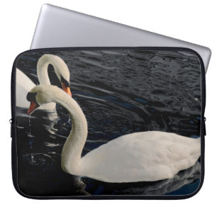 Zwei Schwäne am See Laptopschutzhülle