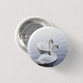 Zwei Schwäne schwimmen am ruhigen See Button (Vorne & Hinten)
