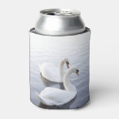 Zwei Schwäne schwimmen am ruhigen See Dosenkühler (Kanne Vorderseite)
