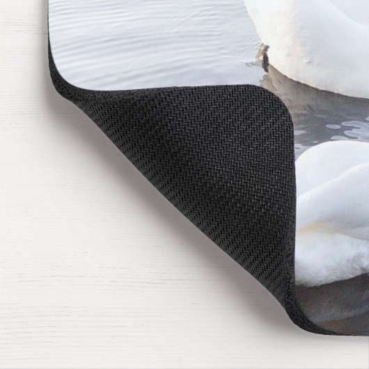 Zwei Schwäne schwimmen am ruhigen See Mousepad (Ecke)