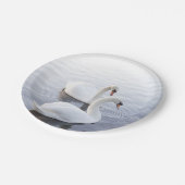 Zwei Schwäne schwimmen am ruhigen See Pappteller (Schrägansicht)