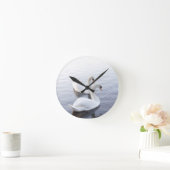 Zwei Schwäne schwimmen am ruhigen See Runde Wanduhr (Zuhause)