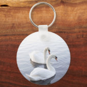 Zwei Schwäne schwimmen am ruhigen See Schlüsselanhänger (Rückseite)