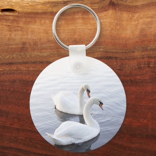 Zwei Schwäne schwimmen am ruhigen See Schlüsselanhänger (Vorderseite)
