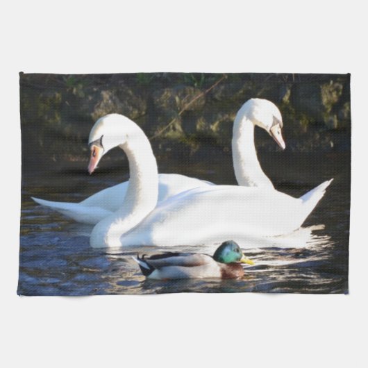 Zwei Schwäne und eine Ente Geschirrtuch (Horizontal)