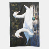Zwei Schwäne und eine Ente Geschirrtuch (Vertikal)