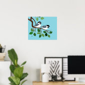 Zwei schwarz gekappte Chickaden in Bäumen Poster (Heimbüro)