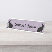 Zwei schwarze Hasen in Silhouette auf Lila Schreibtischnamensplakette (Vorderseite )