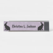 Zwei schwarze Hasen in Silhouette auf Lila Schreibtischnamensplakette (Vorderseite )