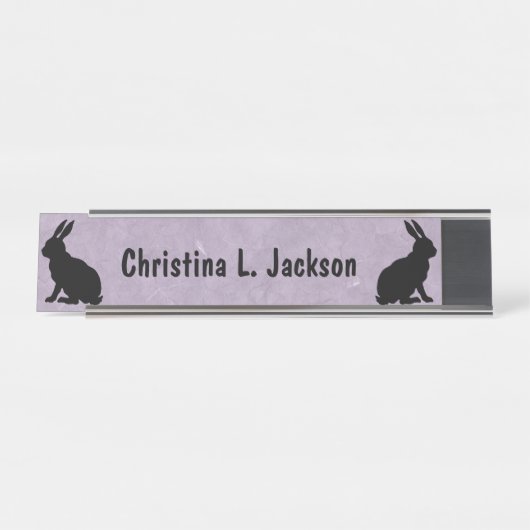 Zwei schwarze Hasen in Silhouette auf Lila Schreibtischnamensplakette (Vorderseite )