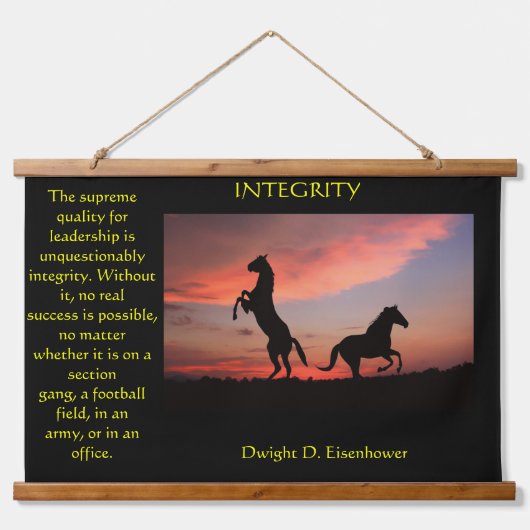 Zwei schwarze Hengste in einer Silhouette Wandteppich Mit Holzrahmen (Vorne)