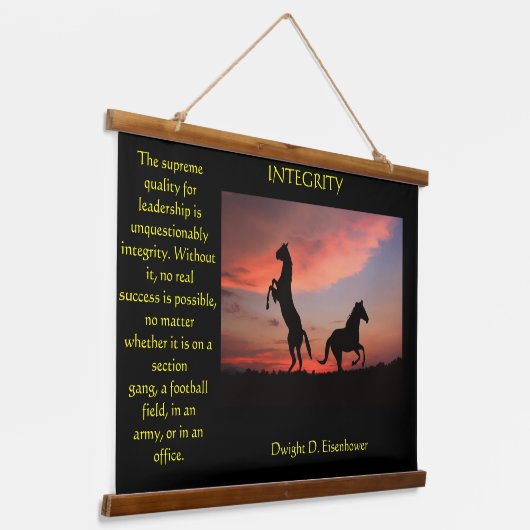 Zwei schwarze Hengste in einer Silhouette Wandteppich Mit Holzrahmen (Gewinkelt)