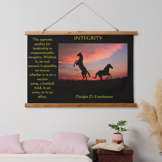 Zwei schwarze Hengste in einer Silhouette Wandteppich Mit Holzrahmen (Schlafzimmer)