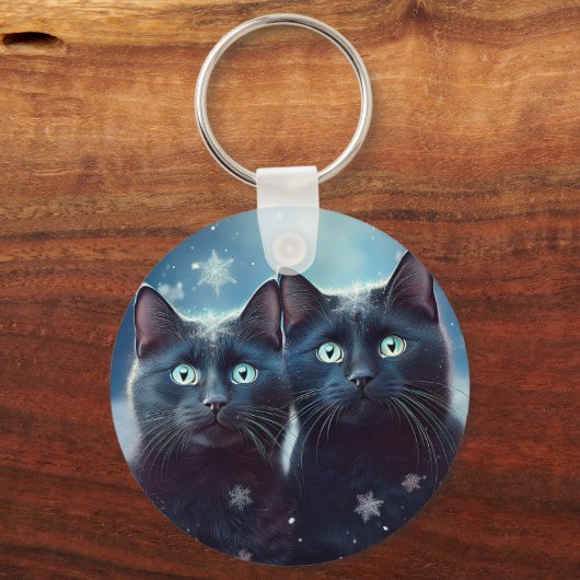 Zwei schwarze Katzen werden angeschneit Schlüsselanhänger (Rückseite)
