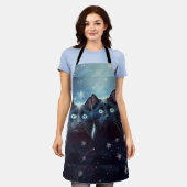 Zwei schwarze Katzen werden angeschneit Schürze (Getragen)