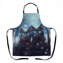 Zwei schwarze Katzen werden angeschneit