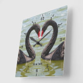 Zwei schwarze Schwäne in Herzform personalisieren Quadratische Wanduhr (Winkel)