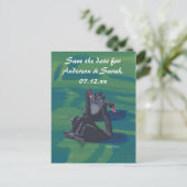 Zwei schwarze Schwäne schwimmen Save the Date Post Ankündigungspostkarte (Stehend Vorderseite)