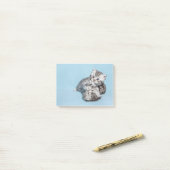 Zwei schwarze Silbertabby-Kätzchen spielen zusamme Post-it Klebezettel (Auf Schreibtisch)