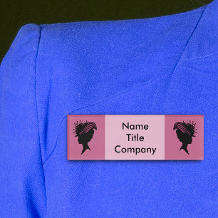 Zwei schwarze Silhouetten Damen mit extravaganten Namenschild