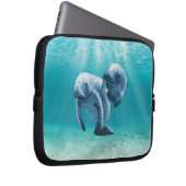 Zwei schwimmende Manatis Laptopschutzhülle (Vorne Rechts)