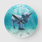 Zwei schwimmende Manatis Runde Wanduhr (Vorderseite)