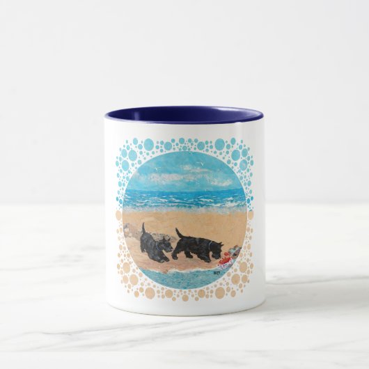 Zwei Scotties am Strand Tasse (Zentrum)
