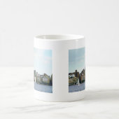 Zwei Segelboote gegen Manhattan Skyline Kaffeetasse (Mittel)