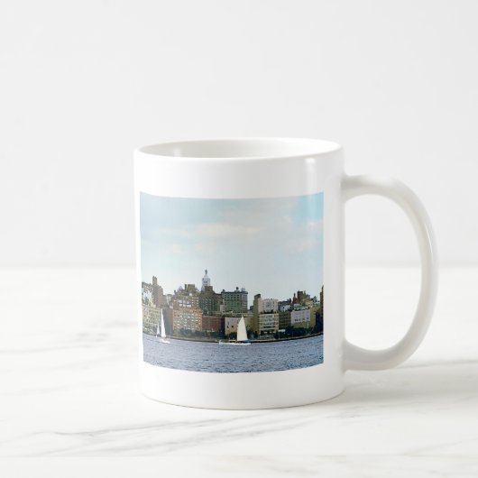 Zwei Segelboote gegen Manhattan Skyline Kaffeetasse (Rechts)