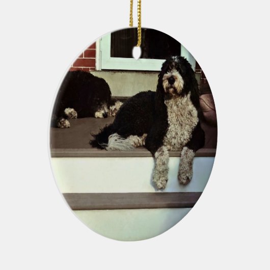 Zwei Sheepadoodles auf der Veranda Keramik Ornament (Rechts)