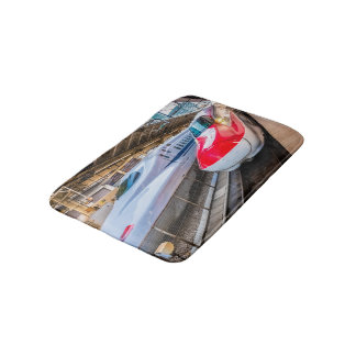 Zwei Shinkansen am Bahnhof Tokio Badematte