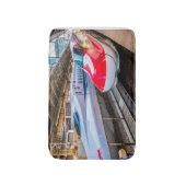 Zwei Shinkansen am Bahnhof Tokio Badematte (Vorderseite Vertikal)