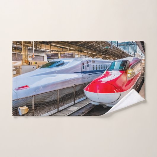Zwei Shinkansen am Bahnhof Tokio Badhandtuch Set (Handtuch)