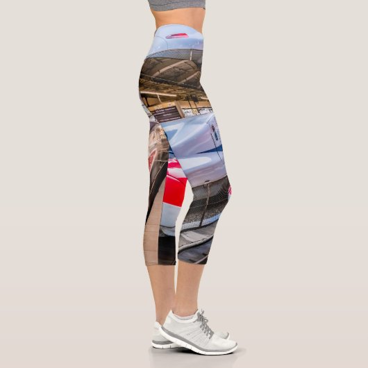 Zwei Shinkansen am Bahnhof Tokio Capri Leggings (Rechts)