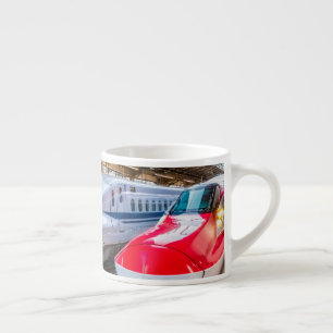 Zwei Shinkansen am Bahnhof Tokio Espressotasse