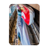 Zwei Shinkansen am Bahnhof Tokio Magnet (Vertikal)