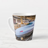 Zwei Shinkansen am Bahnhof Tokio Milchtasse (Linke Ecke)